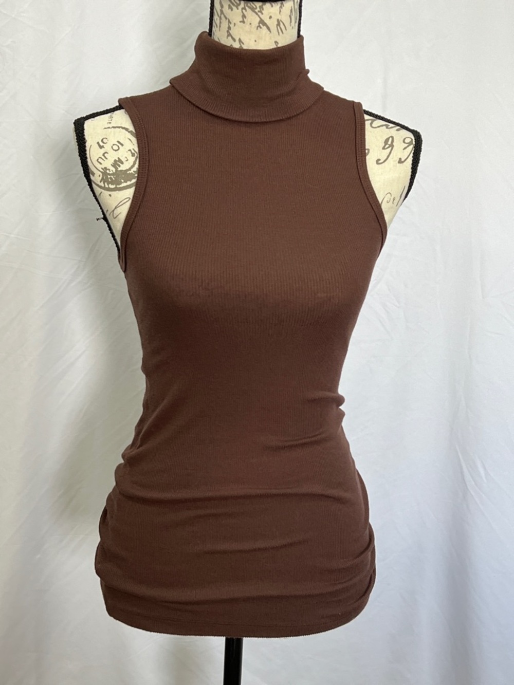 Poof! rayon sleeveless ribbed knit turtleneck shirt brown large